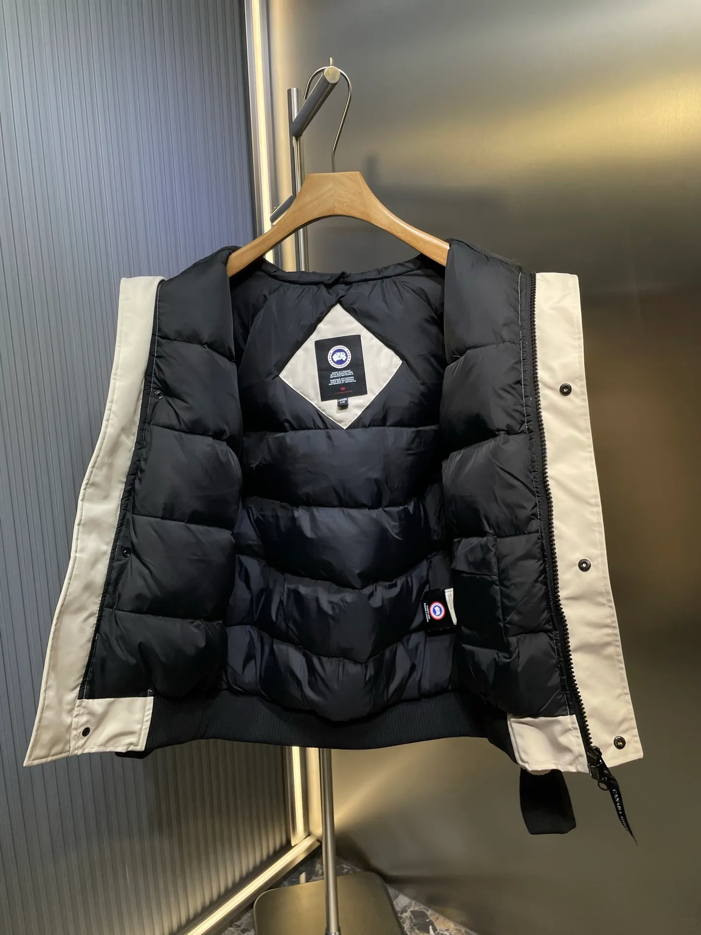 P900 special down Canada Goose Canada Goose #Chilliwack 7999M bomber jacket short down jacket/01 model #女与狠# Genuine synchronous anti-counterfeiting chip sensor! ➖ Imported 21S polyester-cotton blended original fabric [last year’s 16S/18S hard fabrics have been completely eliminated, this year all use 21S genuine synchronous fabrics, the soft mid-strap feels delicate and textured], genuine synchronous Feather-Light 10D waterproof coating fabric, made of 84.5 polyester fiber and 15.5 cotton, 100% the best feel in the entire network! ➖ The genuine official website is synchronized with the national standard 80 white duck down, you can check the official website customer service, there will never be a series of misleading claims such as 90 down or goose down! ➖ Using the best nylon lining with double double-layer sealing design, velvet-proof No. 7 needle + grid-filled down ready-made garments, there is 100% no so-called velvet running! ➖ The cuffs are designed with thickened seamless threads, and the collar and pockets are lined with top-quality polar fleece to keep you warm and comfortable! ➖ Yoshida YKK provides original custom-made electroplated sliders. YKK two-way lockable zippers are tight and smooth and will not peel off paint! ➖ 3M composite guarantees that the Velcro is the same as the original, durable, and all accessories and hardware are custom-made! ➖ Imported BEHRINGER embroidery machine to customize the 10,000-needle embroidery logo, 98% of which can be reproduced to restore the original logo. You can check and compare on the official website! ➖ The fur collars are all made of large pieces of Western Canadian blue wolf hide, ensuring that each fur collar is 13-15cm wide!   Size:XS-XXL